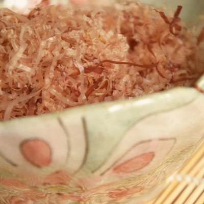 100 جرام OEM اليابانية Bonito Katsuobushi رقائق السمك خالية من الإضافات الغذائية